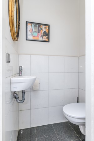 Foto - Te koop: Karakteristiek wonen met de duurzaamheid van nu! Verrassend ruime tussenwoning (1938) met 5 slaapkamers, hybride warmtepomp en Energielabel A nabij het centrum van Heerlen. 